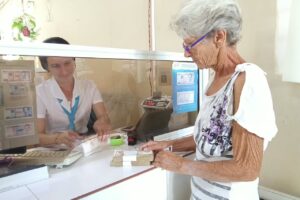 Llegar al banco, conocer el día que corresponde el pago de la jubilación y encontrar un rostro dispuesto a ayudar puede marcar la diferencia para un adulto mayor.